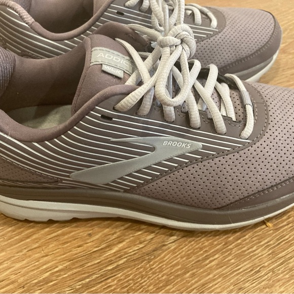 Brooks Addiction Walker Suede Light Purple size 9 wide - Picture 6 of 7